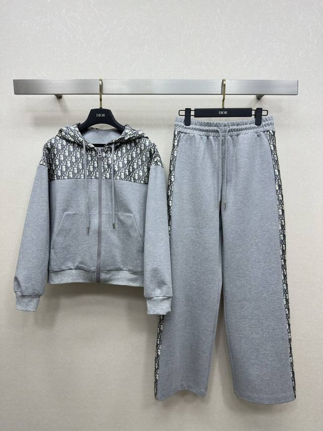 25Ss Dio *A new fall/winter hooded monogrammed contrasting color suit. A stylish