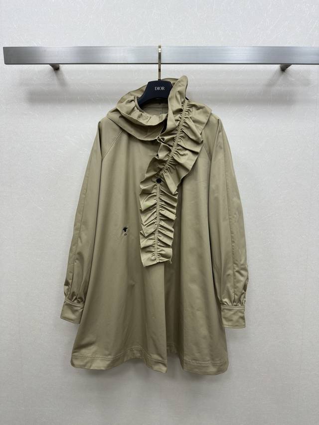 25Ss Dio's latest long-sleeved khaki shirt dress. This ruffled design features e