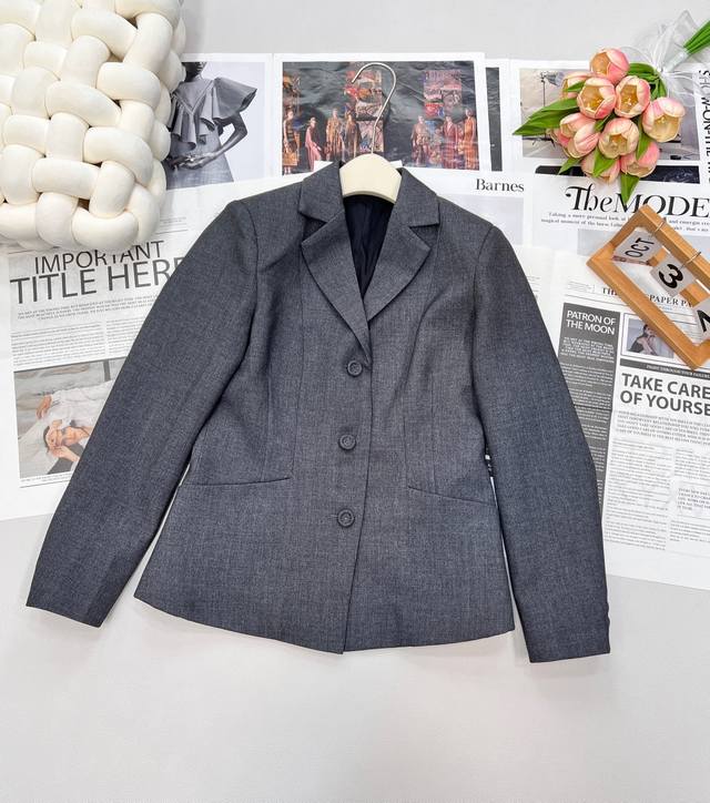 Dior's new arrival is a lapel blazer. Custom-made with imported YB materials for