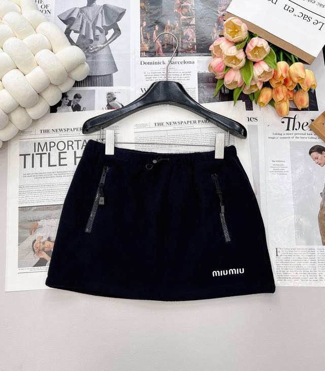 Miumiu25Fw New Early Autumn Micro-label Embroidered Fleece Elastic Waist Short S