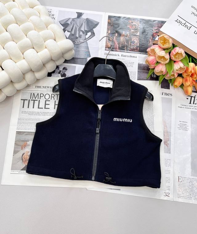 Miumiu25Ss Early Autumn New Micro-logo Embroidered Navy Blue Fleece Vest | Exclu
