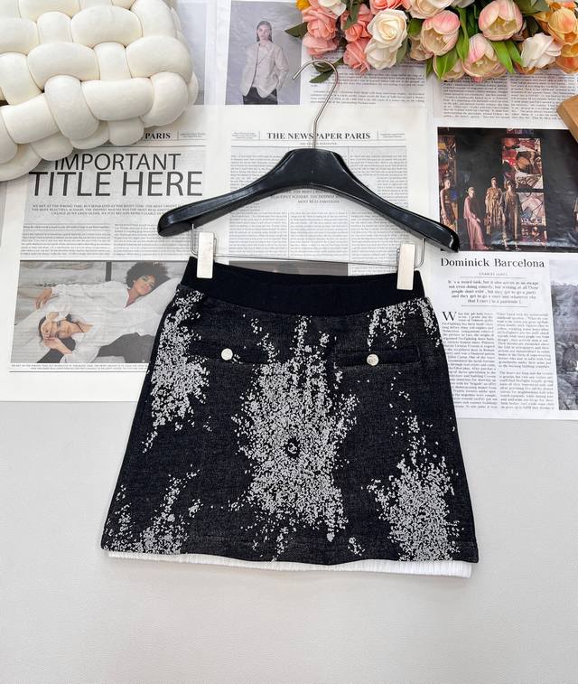 Chanel2025 new hooded printed sweatshirt skirt set, customized Yb original cotto