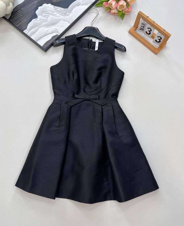 Dior bow-decorated sleeveless dress, the bow decoration is full of girlishness,
