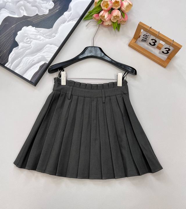 Dior Bee Embroidered Vest and Pleated Skirt Two-Piece Set! This bee embroidered