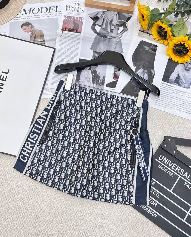 Dior monogram skirt is super beautiful, classic logo, versatile and slimming, an