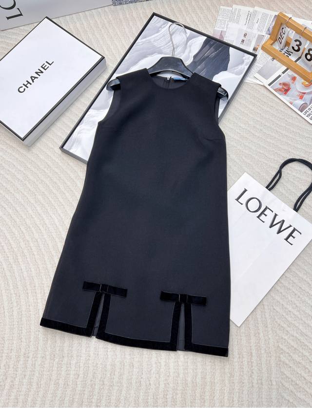 Prada spliced velvet bow sleeveless dress. This dress adopts the classic vest dr