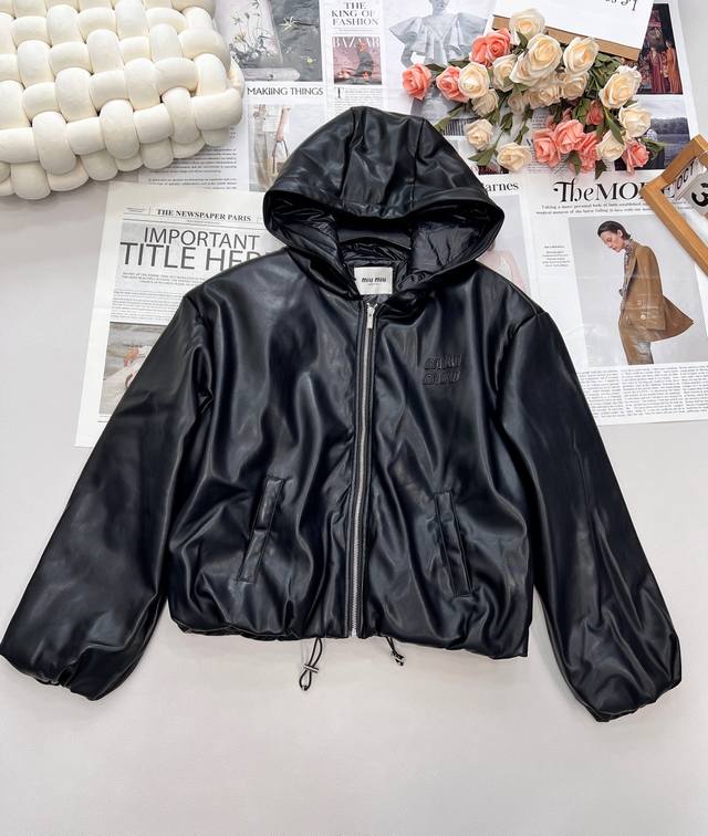Miumiu25Ss's new autumn/winter hooded down jacket is meticulously crafted from h