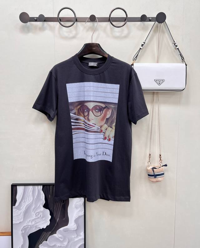 Dior's new Heritage printed cotton t-shirt. A genderless, relaxed aesthetic! Dio