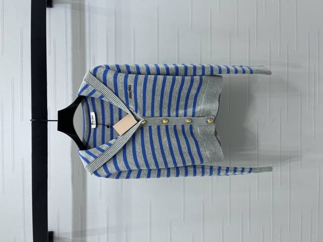 New, original, high-quality, Miu Miu* 2025 Early Fall collection! Shawl-collar