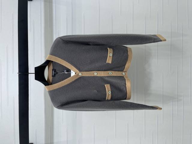 New, original, high-quality Chane* 2025 Early Fall collection! V-neck striped k