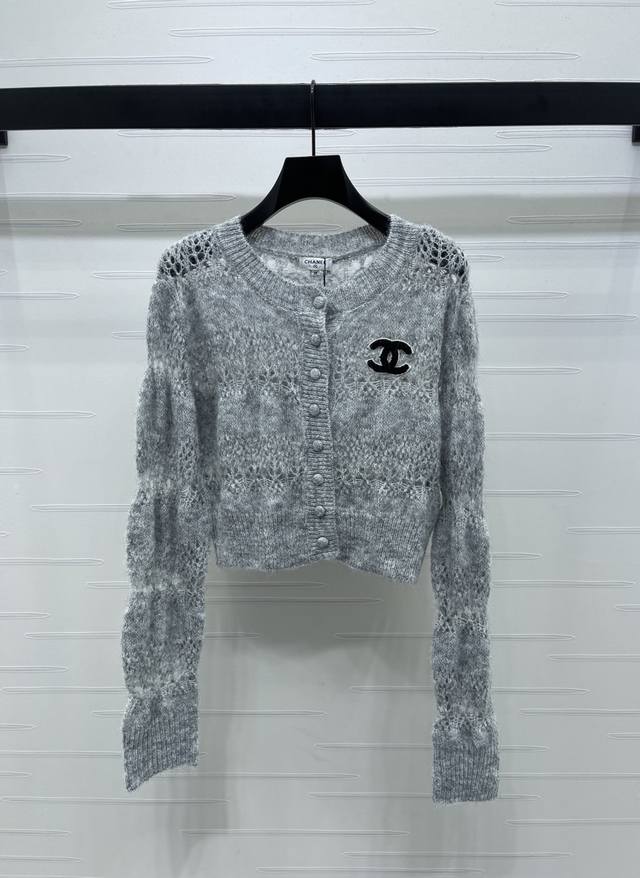 New, original, high-quality Chane* 2025 Early Fall Collection! Double C crew ne