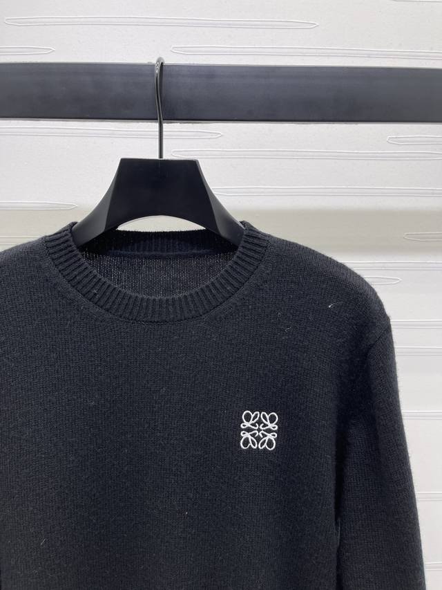 New, original, high-quality Loew* 2025 Early Fall collection! Crew-neck knitted