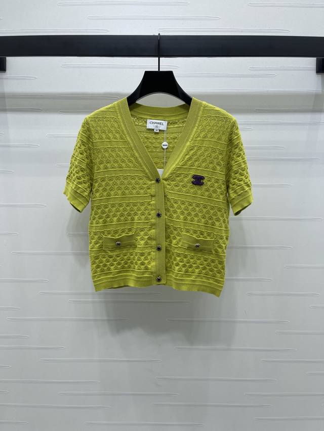 New, original, high-quality Chane* 2025 Early Fall Collection! A short-sleeved,