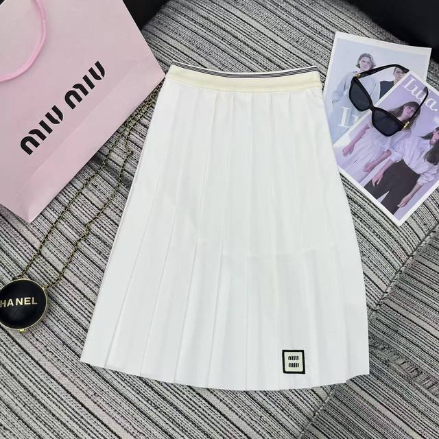 Strongly recommend the 25th year early autumn series Miu* new pleated skirt lett
