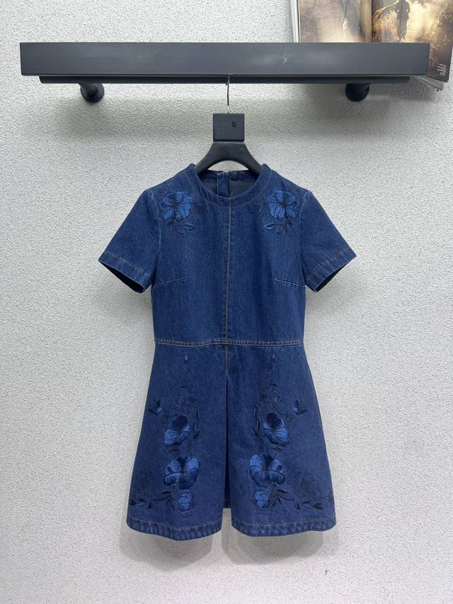 G's embroidered denim short-sleeved dress is stylish, understated, and luxurious