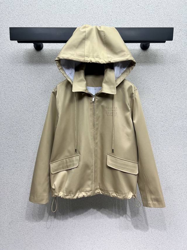 Miu's khaki windbreaker hooded jacket is neat and stylish, and has a good daily