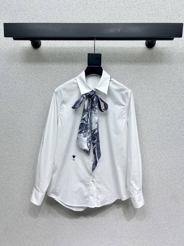D's Little Bee Silk Scarf Shirt is stylish and high-end, full of fashion sense.