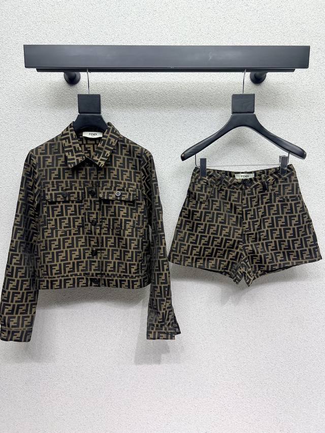 Fd's classic jacquard suit is low-key and fashionable. The style is versatile an