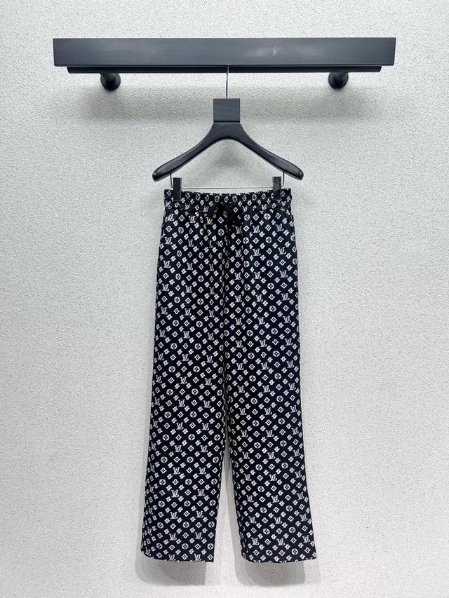 L's classic monogram trousers are classic and stylish, perfect for any style. Hi