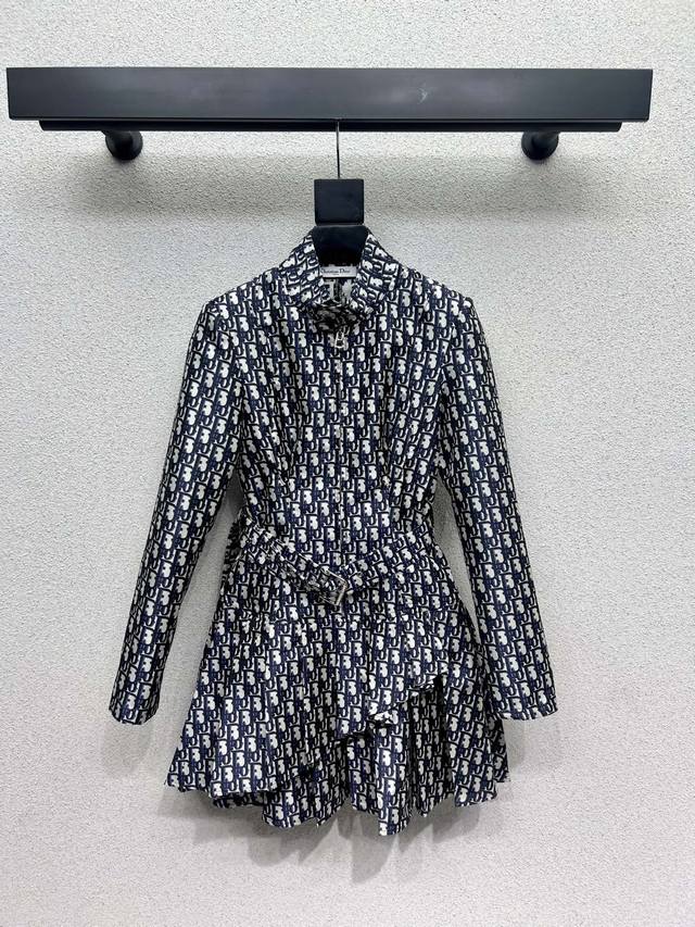 D's classic floral dress is low-key and fashionable. It is versatile and can be