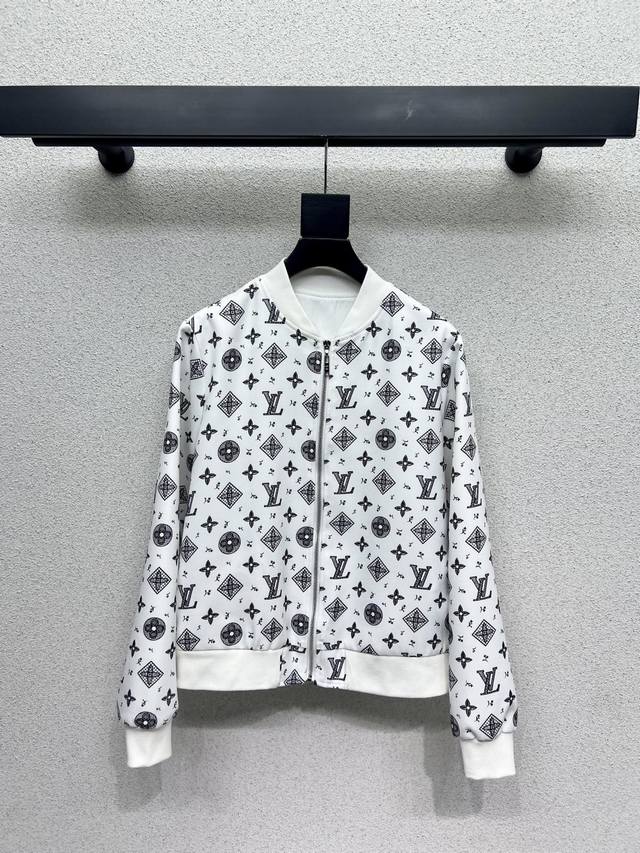 L's monogrammed jacket is stylish, low-key, and luxurious! The style is versatil