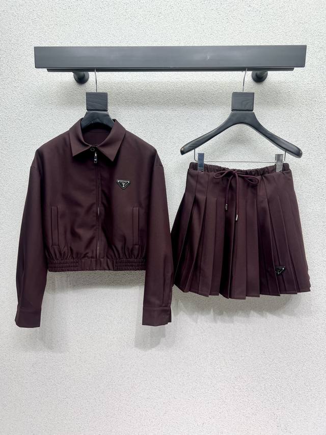 P's suit jacket and pleated skirt are casual suits with a fashionable and high-e