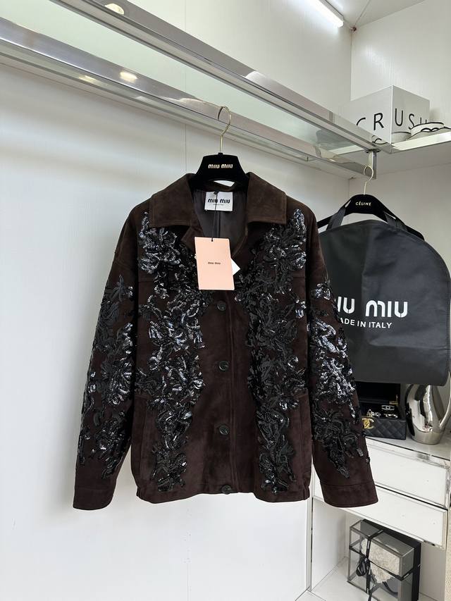 25 F The highlight, Miu Miu, really has the momentum. This leather jacket I've b