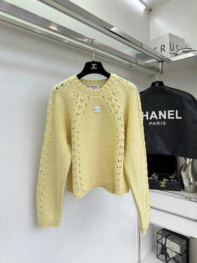 25 F I really love the macaron color scheme of this Chanel vintage collection. E