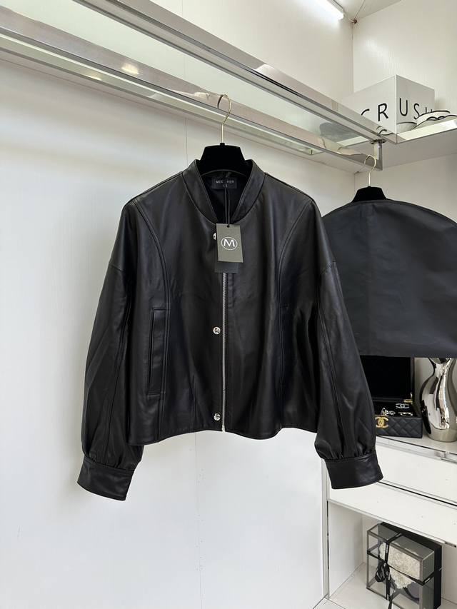 25 F In the cold winter, you must prepare a coat for yourself that is both fashi