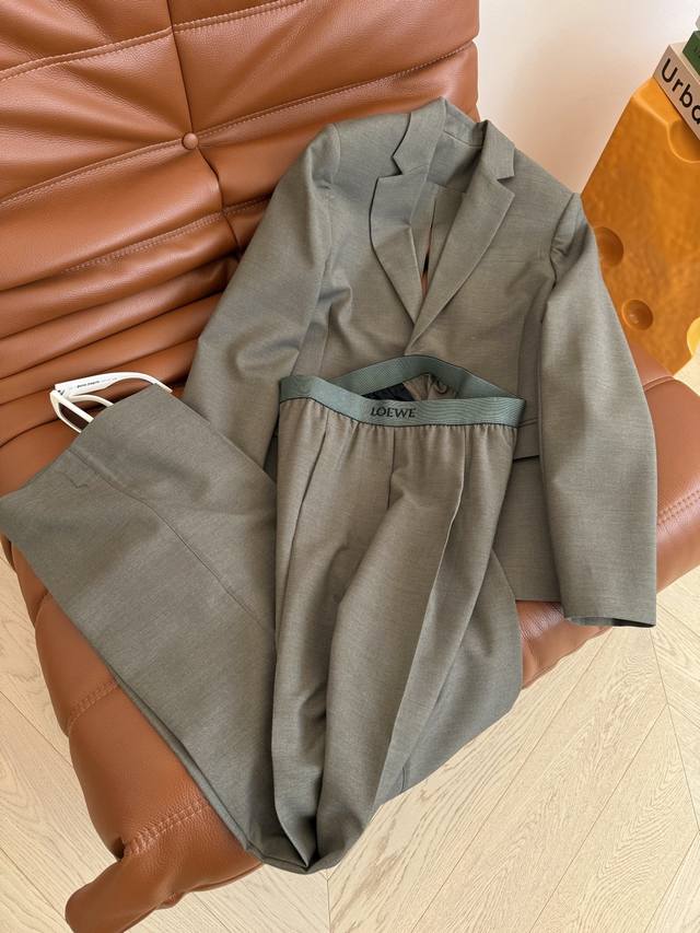 Li Yunxiao's same style for fall/winter 25. A super nice color, khaki green. A p