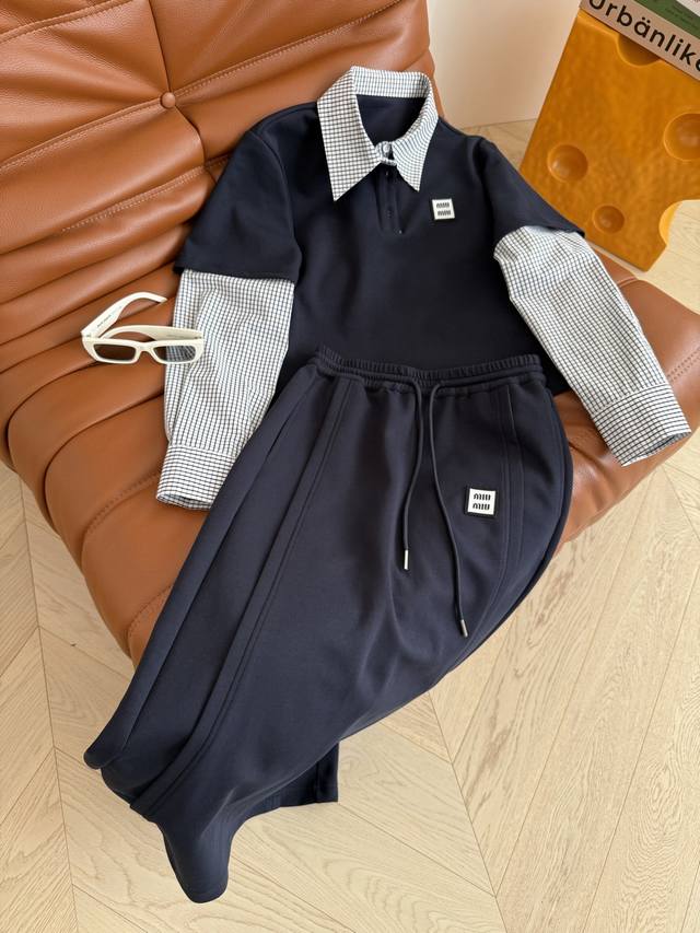 Fashionable Up Up30Fw navy blue faux two-piece design suit. A guide to Miu-style