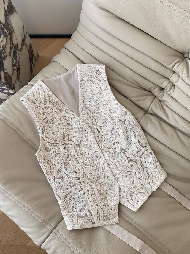 25Ss Spring/Summer Embroidered Hollow Lace Vest with a V-neck and button-down de