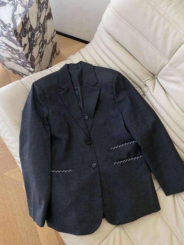 25Pf This classic wool casual suit breaks the stereotype of traditional suits, b
