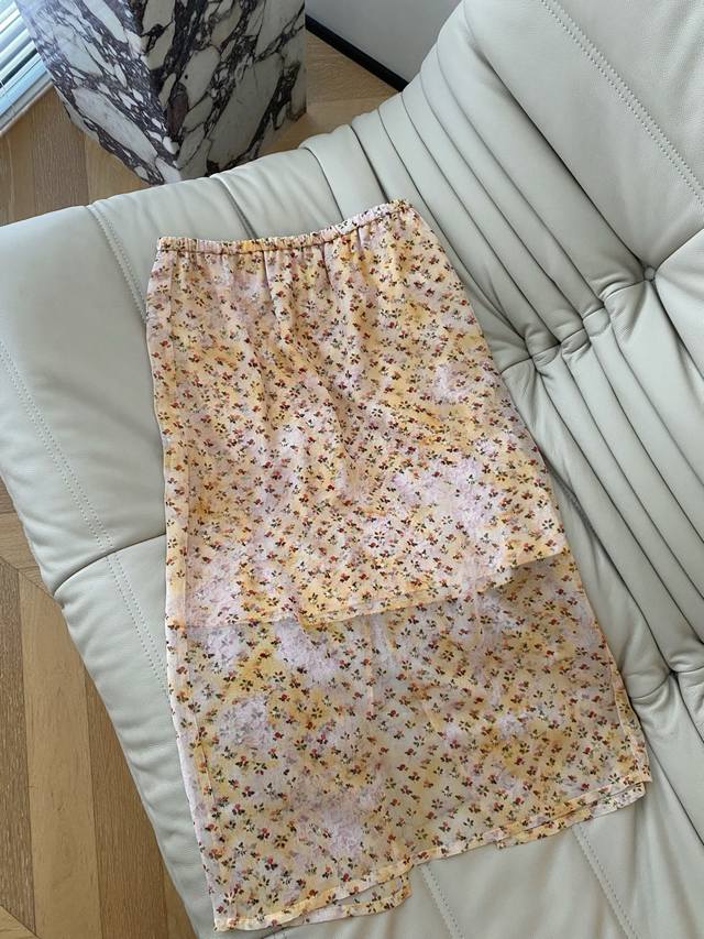 25Pf High-waisted elasticated midi skirt with floral print. It's lightweight and