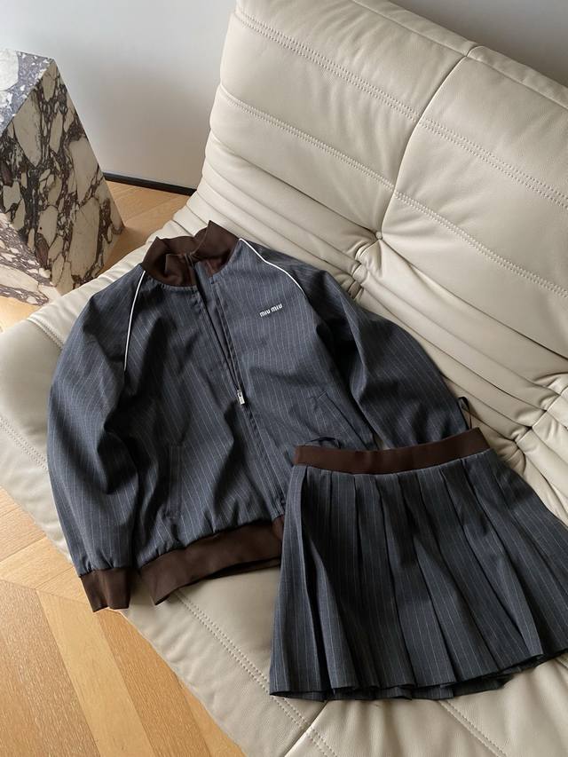 25Pf Autumn and Winter Miu vertical striped baseball jacket and pleated skirt su