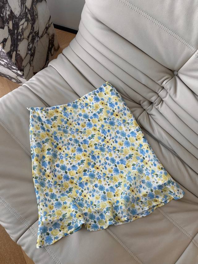 25Ss Spring and summer mid-high waist small floral skirt has a natural drape, li