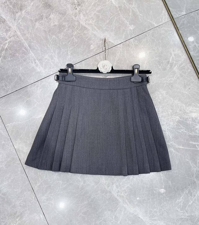 New exclusive couture skirt debuts 25Aw. Miumi*'s exclusive and popular herring