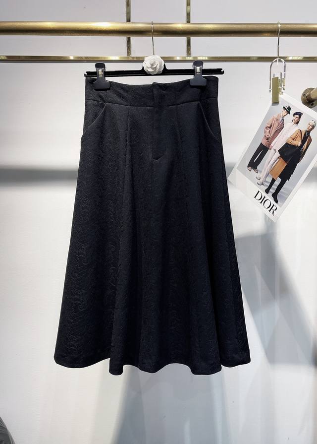 New exclusive couture skirt debuts 25Aw Dio*. This popular, elegant Hepburn-ins