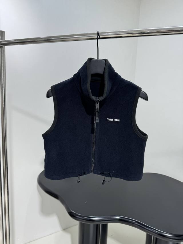 New arrival polar fleece high collar vestMade of black polar fleece fabricDecor