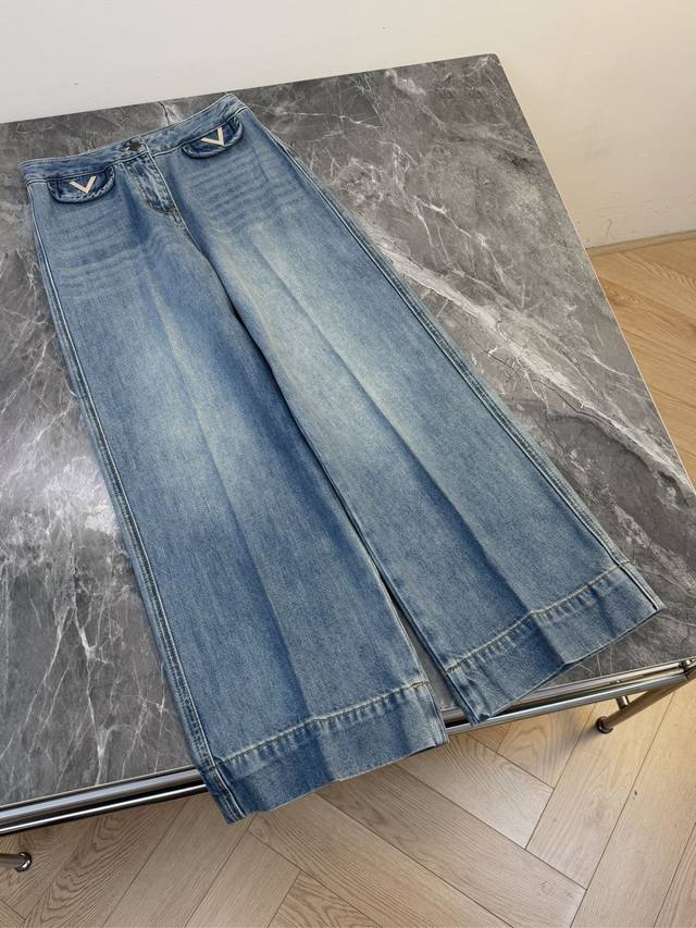 25 New wide-leg jeans are made of classic light blue denim fabric with a natural