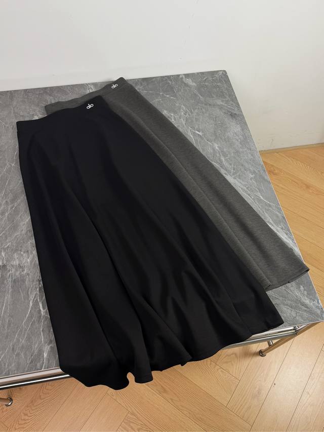 25 A new, super practical skirt! Black and gray are both timeless color combinat