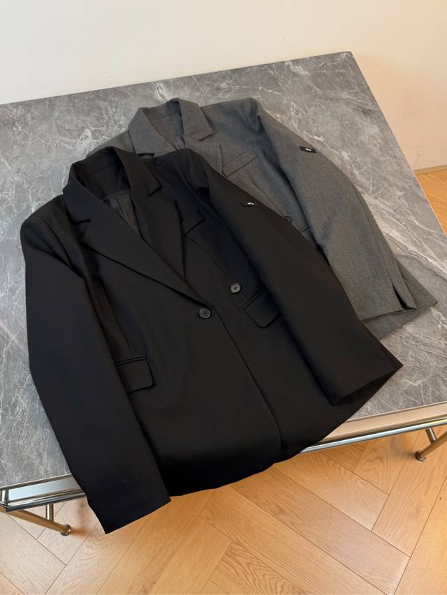 Suits are so stylish~ The black version is classic and elegant, with a double-br