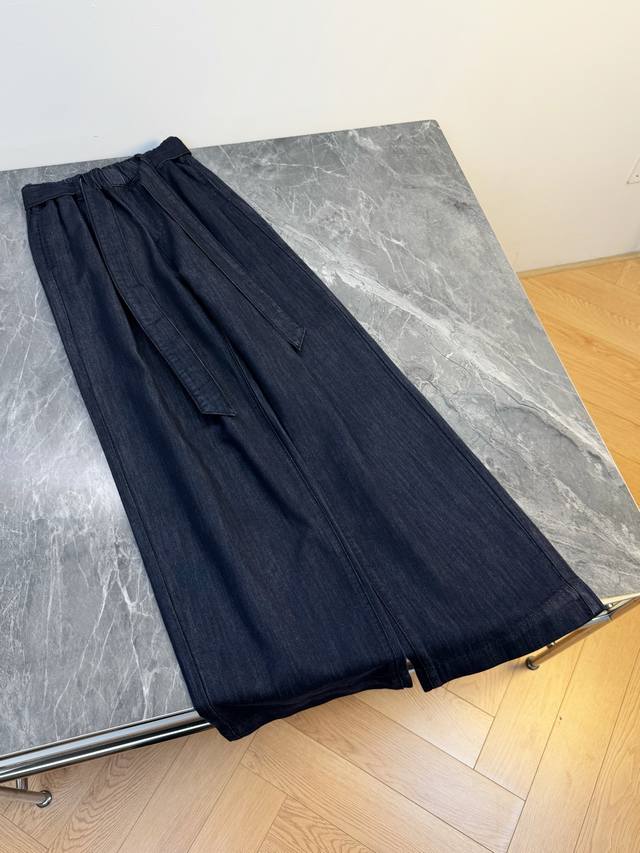Wide drawstring elastic waist jeans are comfortable and lightweight, with a soft