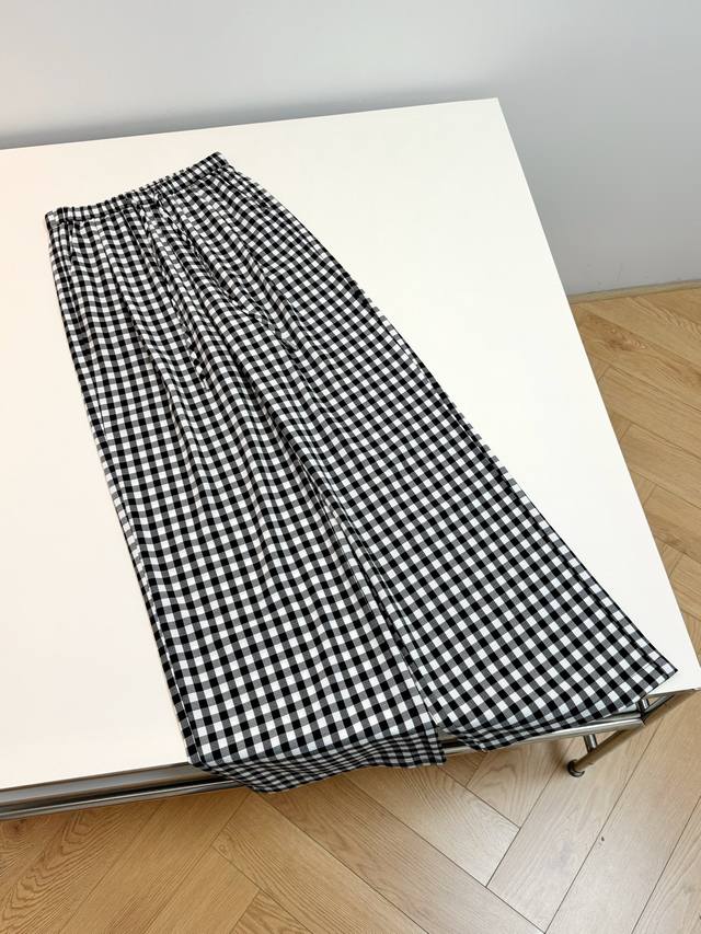 Classic plaid straight-leg pants are versatile and slimming. The black and whit