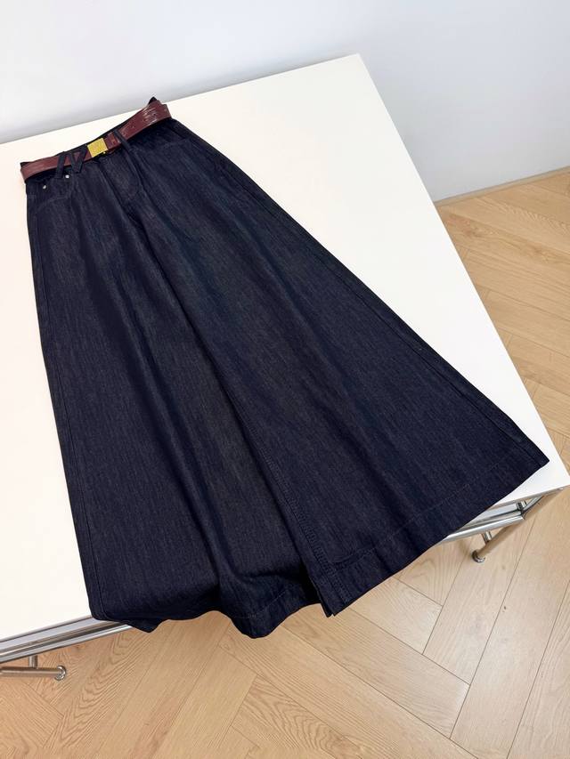 25Ss new jeans. Retro washed dark denim with a vintage accent. Metal belt accent
