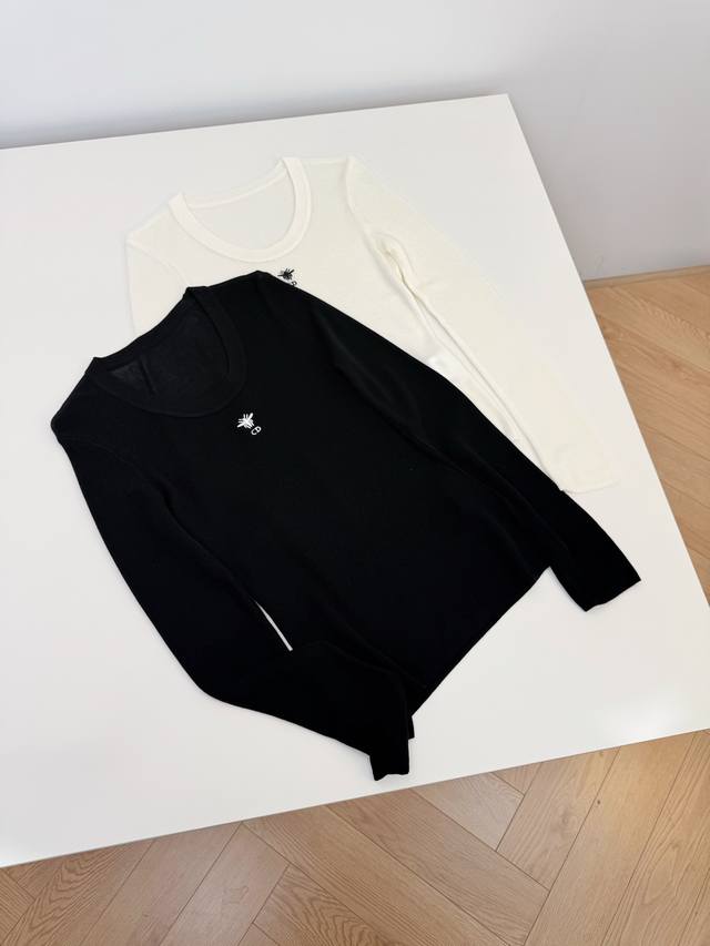 25 New long-sleeved sweater with a bee logo on the chest. Classic long-sleeved,