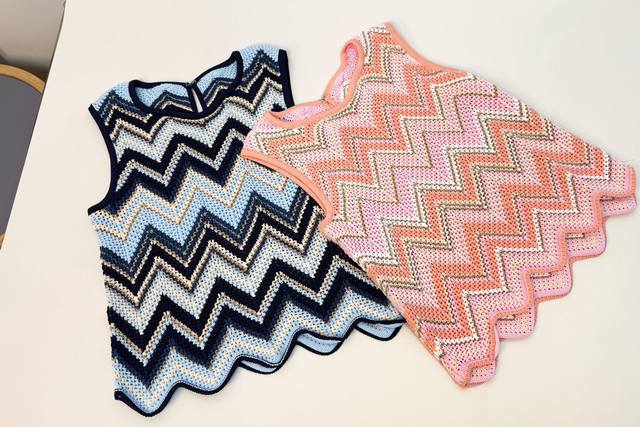 Wavy striped knit vest. Custom-made imported knit material, high-quality and br