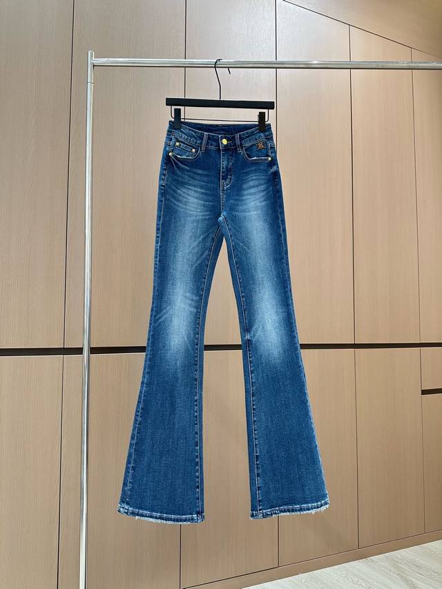 Hot item in stock Designer original | Goddess-style flared jeans This pair of je
