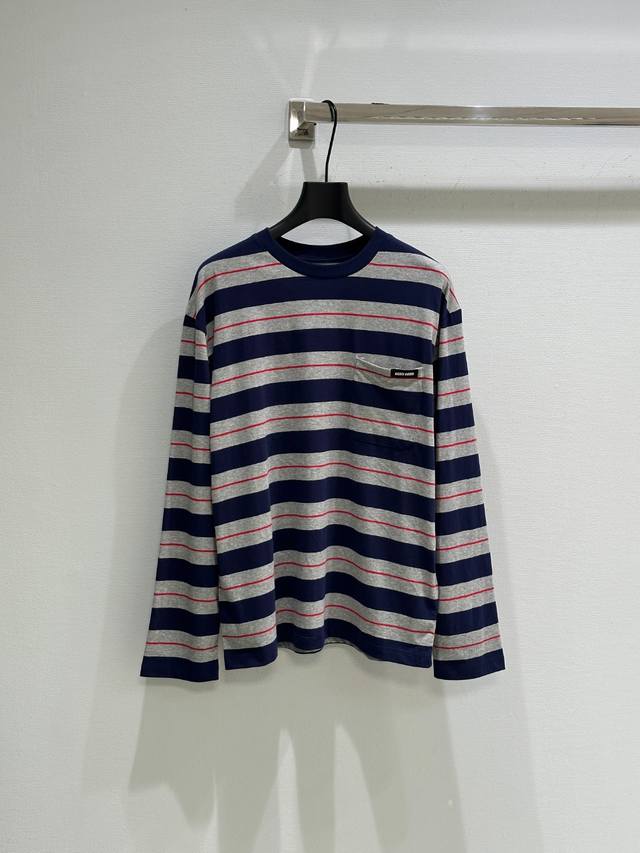 25Ss Early Spring arrival! This T-shirt's simple oversized lines contrast sharpl