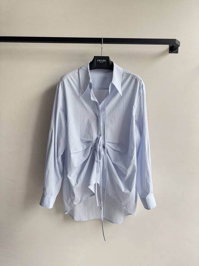 Prad* 25Fw New design tie-up shirt with a loose fit and adjustable chest tie. Th